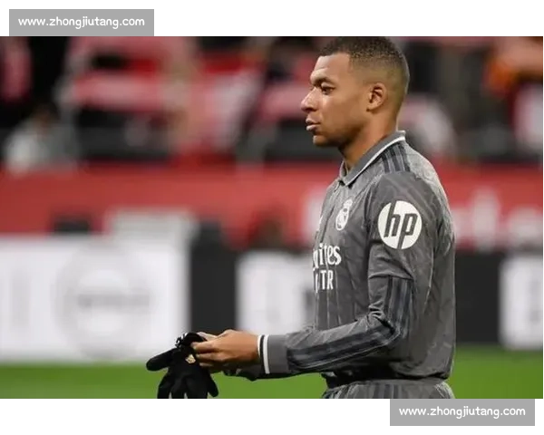 姆巴佩父亲现身亚特兰大看台,巴黎 4-0 屠杀迈阿密引转会遐想 姆巴佩父亲现身亚特兰大看台,巴黎 4-0 屠杀迈阿密引转会遐想